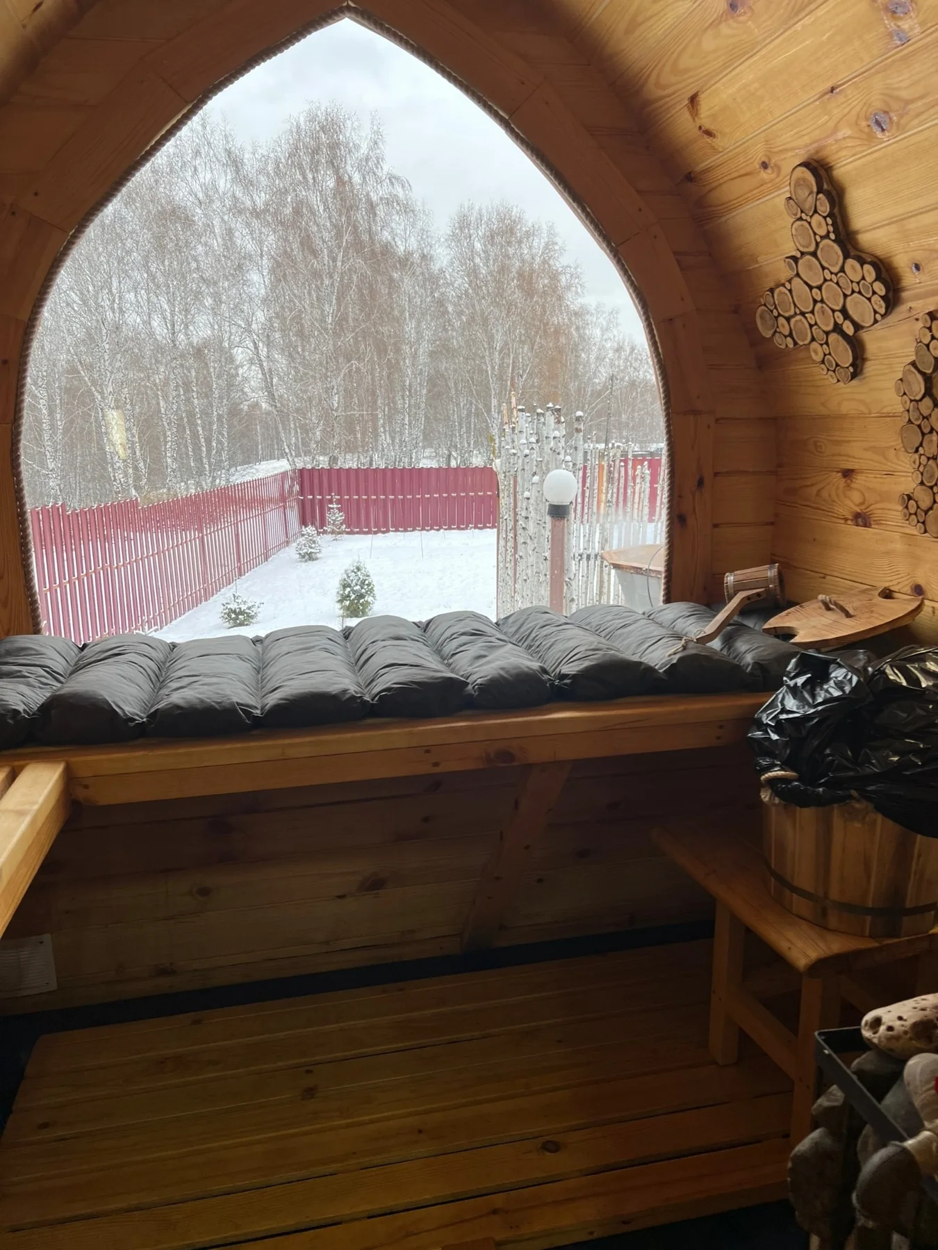 Вид на воду через окно бани